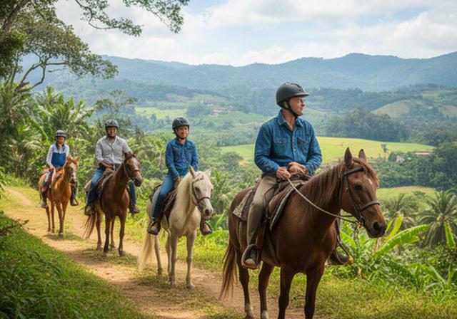 Familia disfrutando paseo guiado a caballo por senderos naturales en Antioquia
